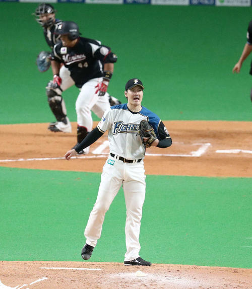 日本ハム対ロッテ　7回表ロッテ無死、井上を遊ゴロに抑え叫ぶ有原（撮影・黒川智章）