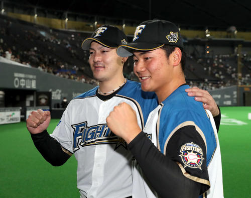 日本ハム対ロッテ　共にガッツポーズをする日本ハム有原と清宮（右手前）（撮影・佐藤翔太）