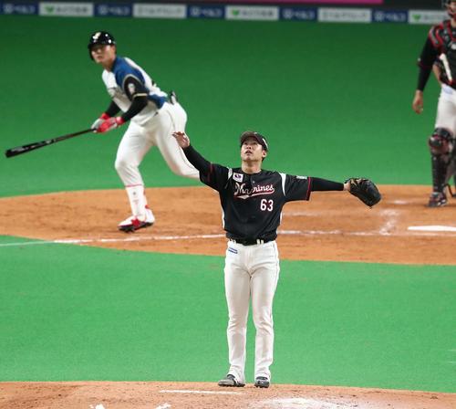 日本ハム対ロッテ　4回裏日本ハム1死一、二塁、清宮に中越え3点本塁打を浴びる種市（撮影・黒川智章）