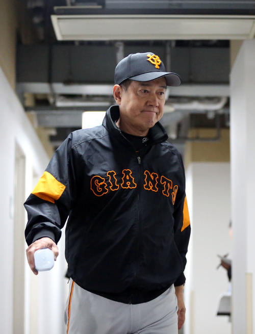 阪神対巨人　阪神に連敗し、厳しい表情で引き揚げる原監督（撮影・狩俣裕三）