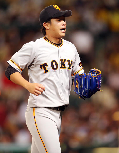 阪神対巨人　7回裏を終え、ホッとした表情でベンチに戻る鍬原（撮影・狩俣裕三）