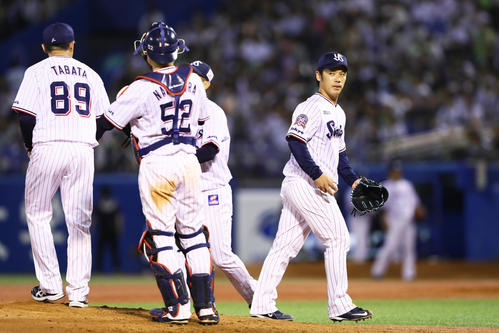 ヤクルト対広島　5回途中で降板するヤクルト小川（右端）（撮影・足立雅史）