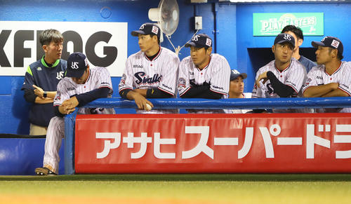 ヤクルト対広島　5回途中で降板しベンチでうなだれるヤクルト小川（左から2人目）（撮影・足立雅史）