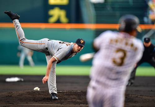 阪神対巨人　1回裏阪神1死一、三塁、大山悠輔に左越え先制3点本塁打を浴びるテイラー・ヤングマン（撮影・清水貴仁）