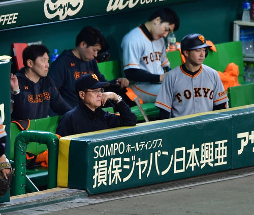 阪神対巨人　7回、戦況をみつめる原辰徳監督（撮影・清水貴仁）