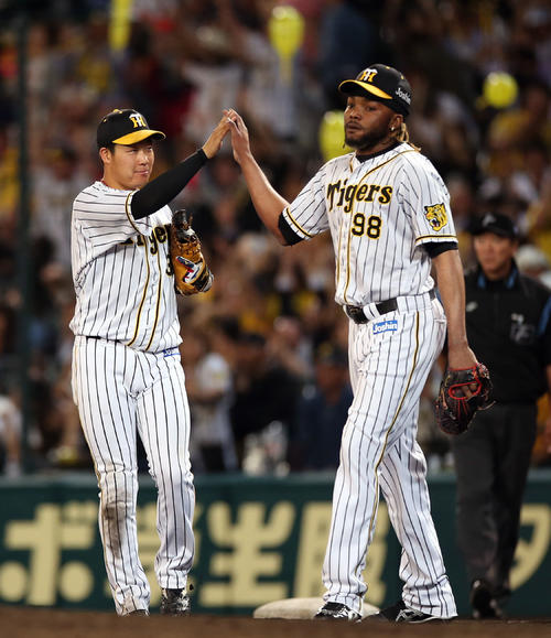 阪神対巨人　試合後、ドリス（右）と喜びを分かち合う大山（撮影・狩俣裕三）