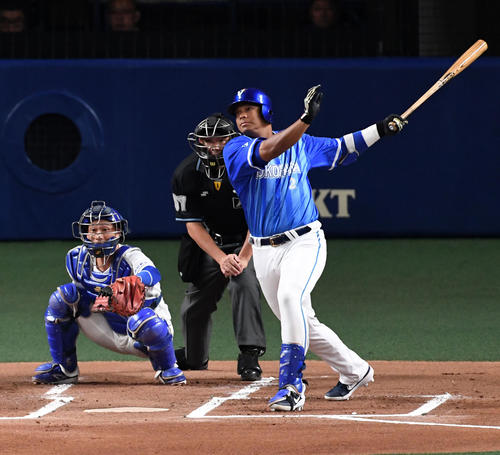 中日対DeNA　1回表DeNA1死満塁、ロペスは先制の右越え満塁本塁打を放つ（撮影・前岡正明）