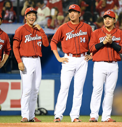 ヤクルト対広島　プロ初先発で初勝利した広島山口翔（左）は大瀬良大地と笑顔を見せる（撮影・たえ見朱実）