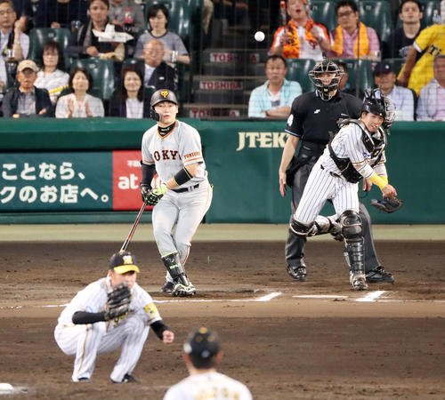 阪神対巨人　6回表巨人一塁、丸は空振り三振し一塁走者がスタート、二塁へ送球する阪神梅野（撮影・加藤哉）