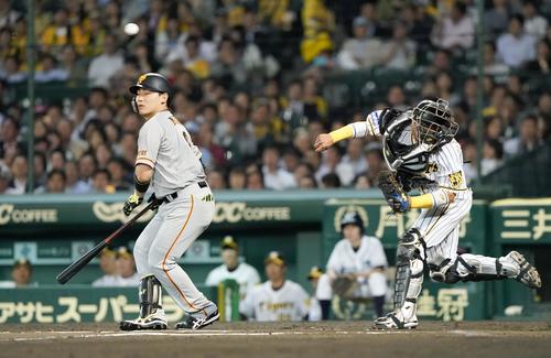 6回巨人無死一塁、丸が空振り三振に倒れ捕手梅野が二塁に送球、坂本勇をアウトとし併殺となる（共同）