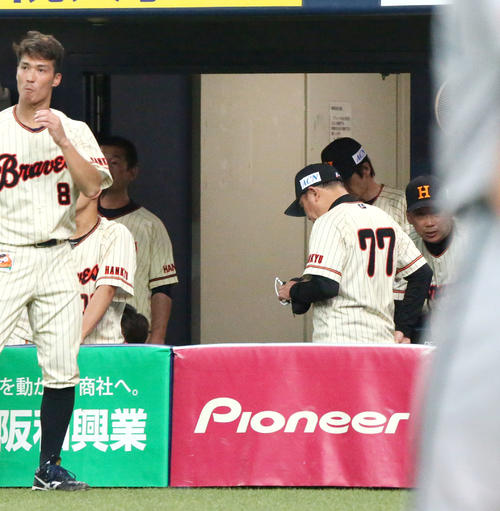 オリックス対ソフトバンク　ソフトバンクに敗れガックリ引きあげるオリックス西村徳文監督（撮影・上山淳一）
