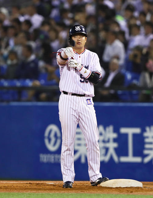 ヤクルト対広島　7回裏ヤクルト2死、村上はチーム初安打を放つ（撮影・足立雅史）