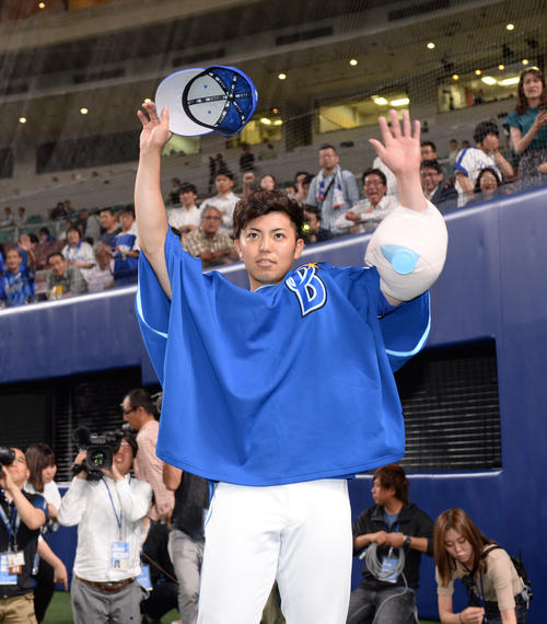 ファンの声援に応えるヒーローの東（撮影・森本幸一）