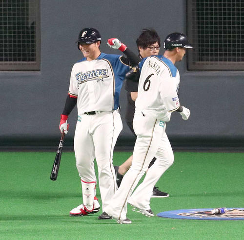 日本ハム対ロッテ　3回裏日本ハム無死一塁、左越え2点本塁打を放った中田（右）を出迎える清宮（撮影・黒川智章）
