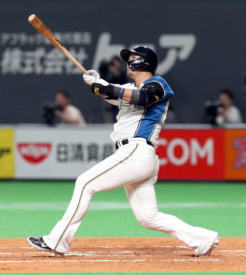 日本ハム対ロッテ　3回裏日本ハム無死一塁、中田は左越え2点本塁打を放つ（撮影・佐藤翔太）