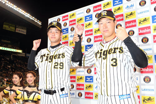阪神対巨人　ヒーローインタビュー後、記念撮影する高橋遥（左）と大山（撮影・狩俣裕三）