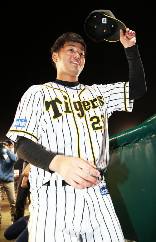 阪神対巨人　ファンの声援に応え笑顔で引き揚げる高橋遥（撮影・前田充）