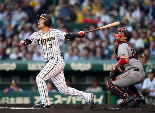 阪神対巨人　1回裏阪神1死一、三塁、先制の左越え3点本塁打を放つ大山（撮影・狩俣裕三）