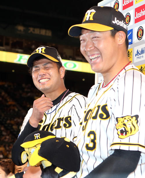 阪神対巨人　ヒーローインタビューで、笑顔を見せる高橋遥（左）と大山（撮影・狩俣裕三）