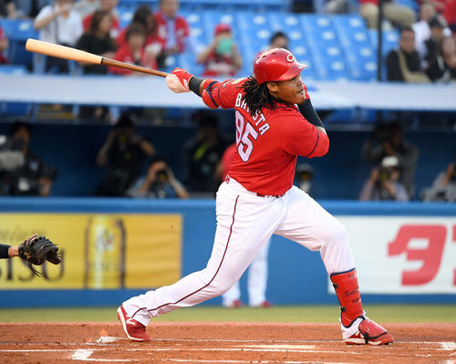 1回表2死、13号ソロ本塁打を放つバティスタ（撮影・たえ見朱実）