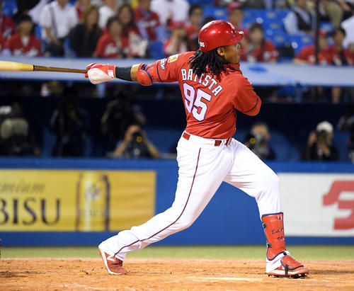 ヤクルト対広島　9回表広島1死一塁、左越えに2点本塁打を放つバティスタ（撮影・たえ見朱実）