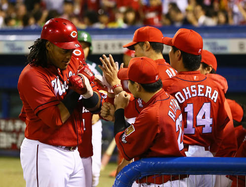 ヤクルト対広島　9回表ヤクルト1死一塁、バティスタは左越え2点本塁打を放ちポーズを決める（撮影・足立雅史）