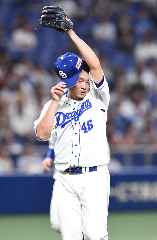 中日対DeNA　9回表終了、汗を拭いながらベンチへ戻る鈴木博（撮影・森本幸一）