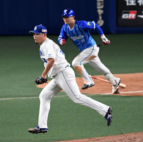 中日対DeNA　9回表DeNA2死一、二塁、柴田に右前適時打を打たれ打球の方向を見る鈴木博（撮影・前岡正明）