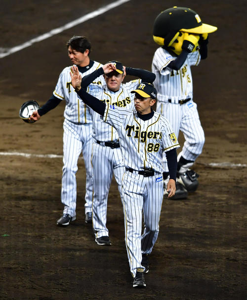 阪神対巨人　甲子園で巨人に連勝しファンに手を振る矢野耀大監督（撮影・清水貴仁）