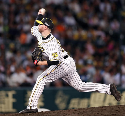 阪神対巨人　8回から阪神2番手で登板するジョンソン（撮影・前田充）