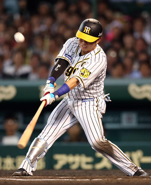 阪神対巨人　7回裏阪神無死三塁、犠飛を放つ糸原（撮影・狩俣裕三）