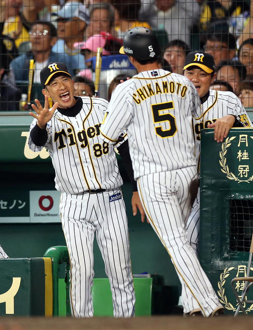 阪神対巨人　7回裏阪神無死三塁、糸原健斗の犠飛で生還した近本（右）を満面の笑みで迎える矢野監督（撮影・狩俣裕三）