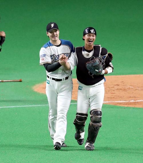 日本ハム対ロッテ　完封勝利し石川亮（右）と笑顔で握手する有原（撮影・黒川智章）