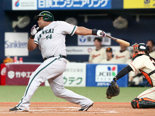 オリックス対ソフトバンク　6回表ソフトバンク1死一塁、デスパイネは中越え2点本塁打を放つ（撮影・上山淳一）