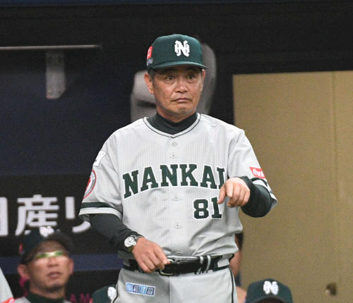 オリックス対ソフトバンク　6回裏オリックス2死一塁、同点に追いつかれベンチを出て指示をだす工藤公康監督（撮影・渦原淳）