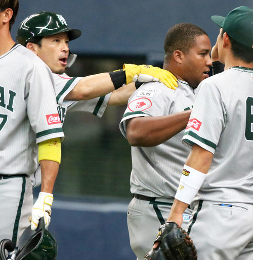 オリックス対ソフトバンク　8回表に勝ち越しタイムリーを放ったアルフレド・デスパイネの（右）の肩をもむ松田宣浩（撮影・上山淳一）