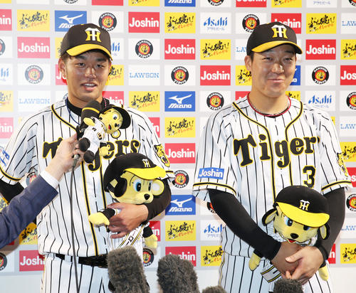 阪神対巨人　お立ち台で笑顔を見せる大山（右）と高橋遥（撮影・前田充）