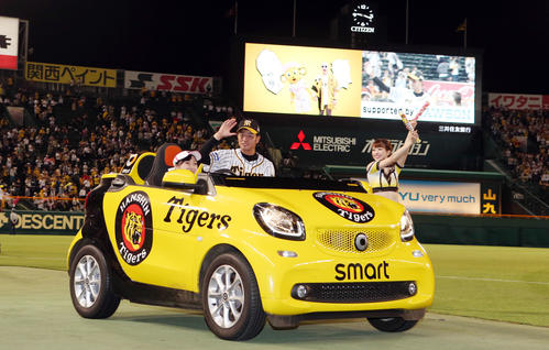 阪神対巨人　ヒーローインタビュー後、車に乗り、ファンの声援に応える高橋遥（撮影・狩俣裕三）