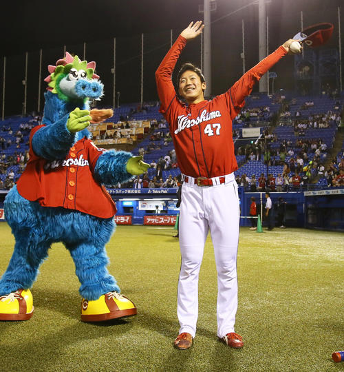 プロ初勝利を挙げた広島山口はスタンドの声援に手を振って応える（撮影・足立雅史）