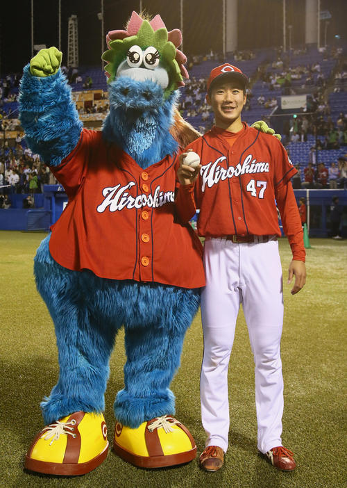 プロ初勝利を挙げた広島山口はスラィリーと笑顔を見せる（撮影・足立雅史）