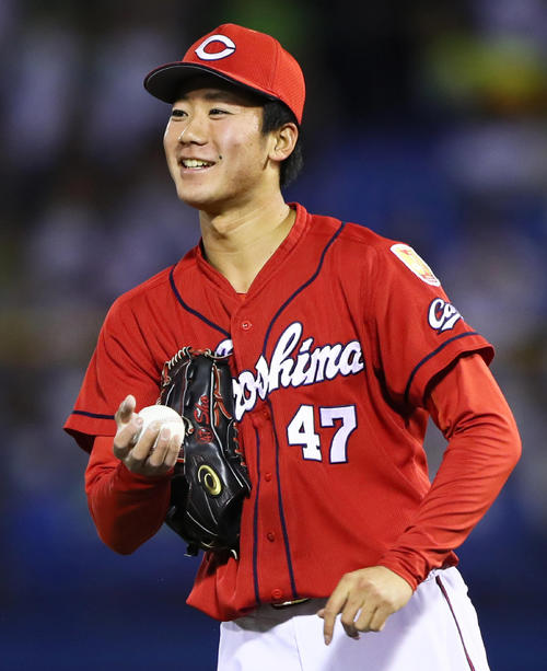 7回裏ヤクルト2死、村上にチーム初安打を許し苦笑いする山口（撮影・足立雅史）