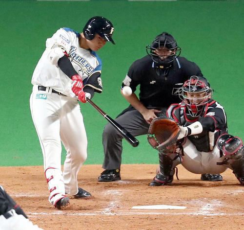 4回裏日本ハム1死一、二塁、今季1号となる中越え3点本塁打を放つ清宮（撮影・黒川智章）
