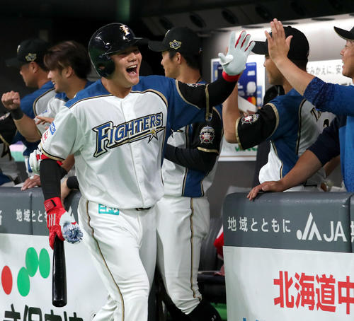 4回裏日本ハム1死一、二塁、中越え3点本塁打を放ちベンチで出迎えられる清宮（撮影・佐藤翔太）