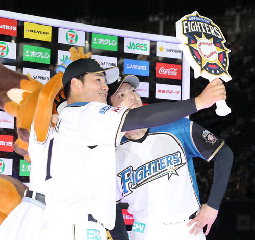 試合終了後、自撮りをする日本ハム清宮（左手前）と有原（撮影・佐藤翔太）