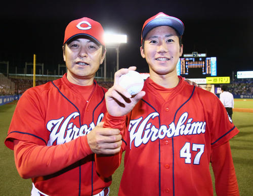 プロ初勝利を挙げた広島山口（右）は、緒方監督と勝利球を手に笑顔を見せる（撮影・足立雅史）