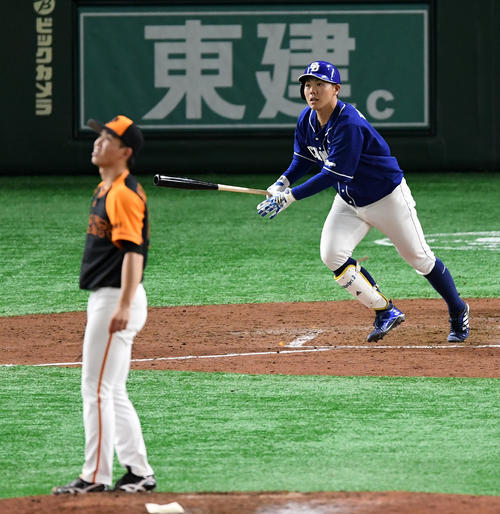 巨人対中日　5回表中日無死、右越え本塁打を放つ高橋（撮影・横山健太）