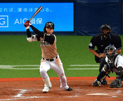 オリックス対日本ハム　8回表日本ハム1死満塁、中犠飛できっちり追加点をあげる平沼（撮影・清水貴仁）