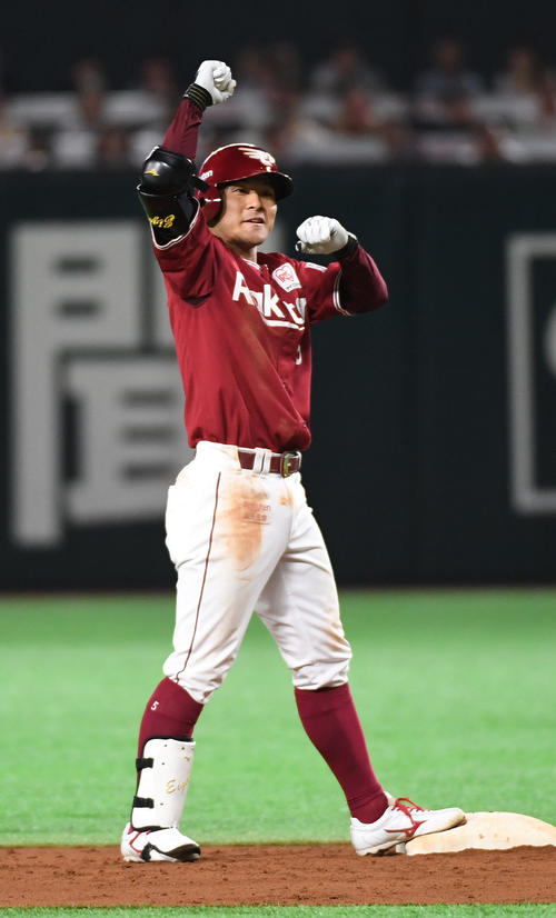 8回表楽天1死一、二塁、茂木は中前に勝ち越しの適時打を放ち、ベース上でガッツポーズ（撮影・今浪浩三）