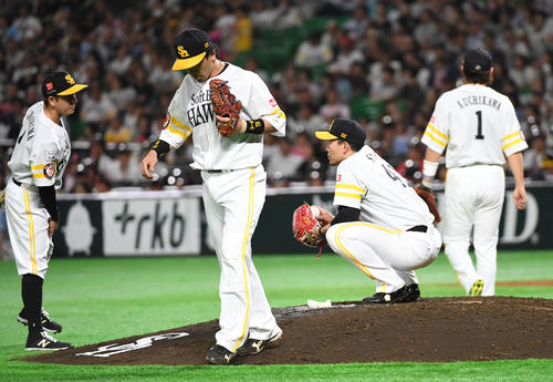 8回表楽天1死一、二塁、先発の千賀は茂木に勝ち越しの適時打を浴びガックリする（撮影・今浪浩三）