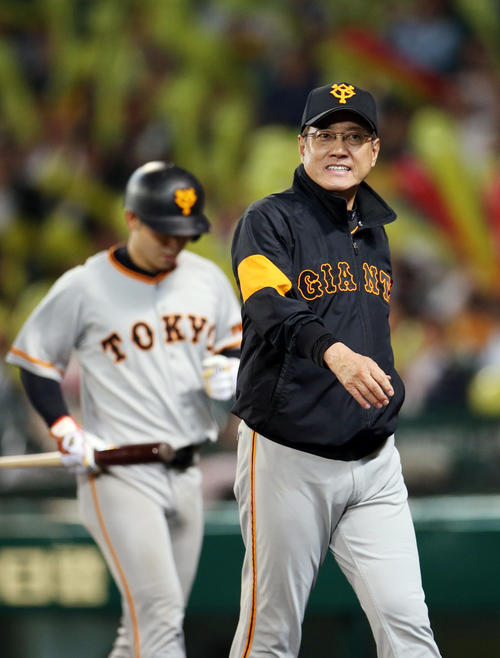 30日の阪神対巨人　7回表終了後、選手交代を告げ、悔しそうな表情でベンチに戻る原監督。左は凡退の山本（撮影・狩俣裕三）